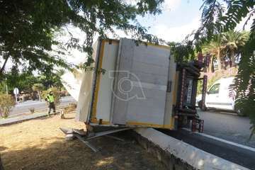 Un camión vuelca en el acceso a Telde desde la GC-1/TA.